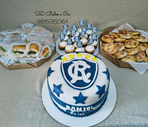 Bolos temáticos, kits mesversário, kit escolar, kit festa, entre outros. 