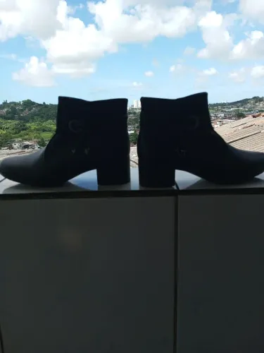 Bota cano curto, semi nova