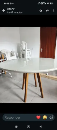 Mesa redonda com 4 cadeiras