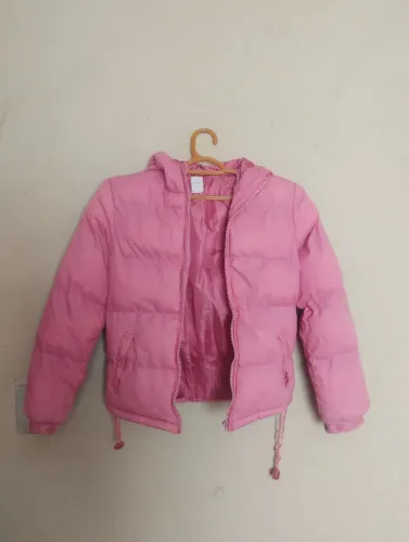 Jaqueta infantil feminina. Tamanho 12. Modelo estofado com zíper e capuz.