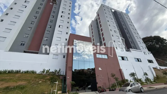 Cobertura duplex nova voltada para o sol da manhã, com vista definitiva para a Serra do Cu