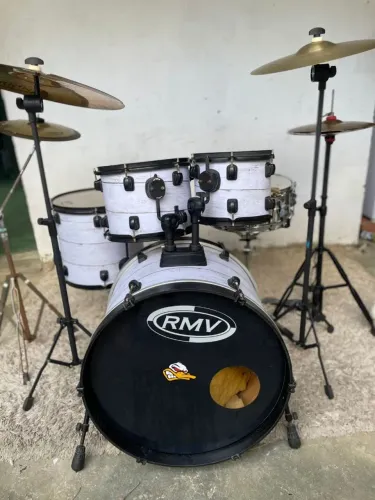 Vendo Bateria RMV, com estantes e pdal