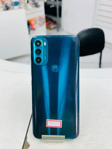 Motorola Moto G71 5G na cor azul, apresentando um sistema de câmera tripla de 50 MP.