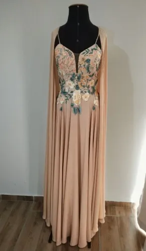 Vestido de festa bordado em pedrarias