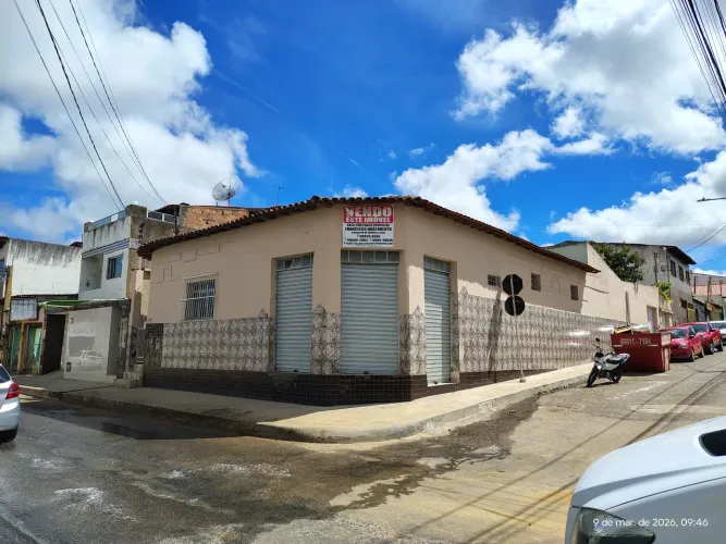 CASA COM PONTO COMERCIAL em Vitória da Conquista -Ba.