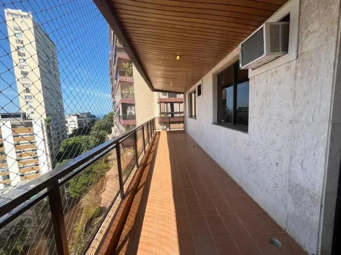 MORE EM UM DOS MELHORES CONDOMÍNIOS DO ALTO LEBLON