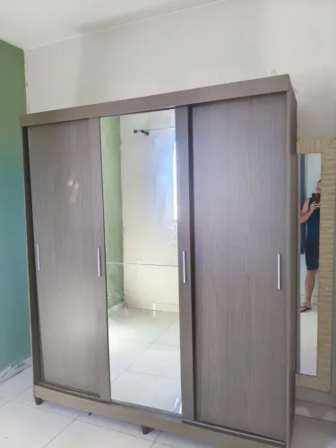 Guarda roupa praticamente novo (montagem e retirada por conta do comprador