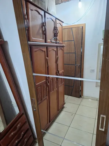 Guarda-roupa de madeira cerejeira antigo 2mx1,70 o + espelho conservado