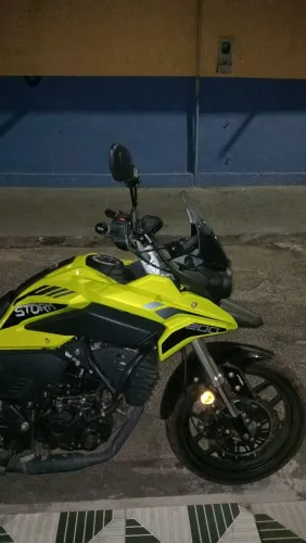 Troco essa linda storm 200 em carro do meu agrado , aceito propostas , a moto ta zerada?
