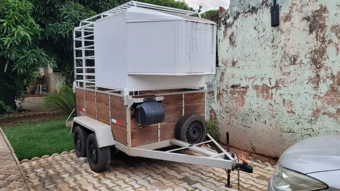 Carretinha reboque 2 eixos com gaiola para Cavalo ou Boi