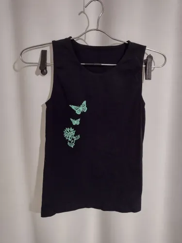 Blusa sem manga preta Lupo loba com estampa pequena de borboleta