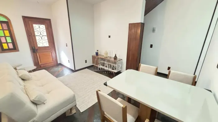 Casa de Vila Linear. Quarto e sala.