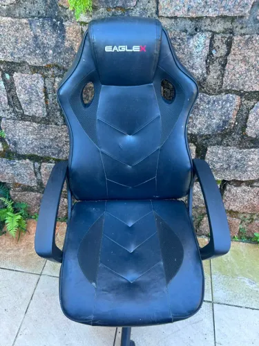 Vendo cadeira gamer EagleX na cor preta.
