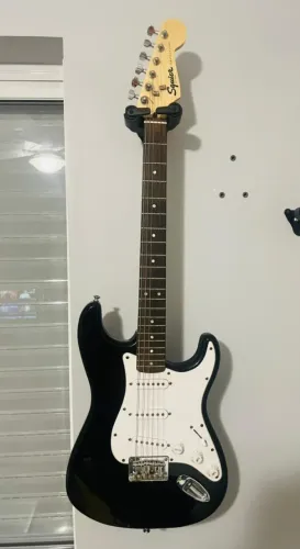 Guitarra Squier Fender Stratocaster (Excelente Estado / Regulada)