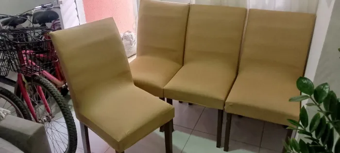 Cadeiras cinza acolchoadas usadas com 4 capas beges para reformar ou p usar como estão