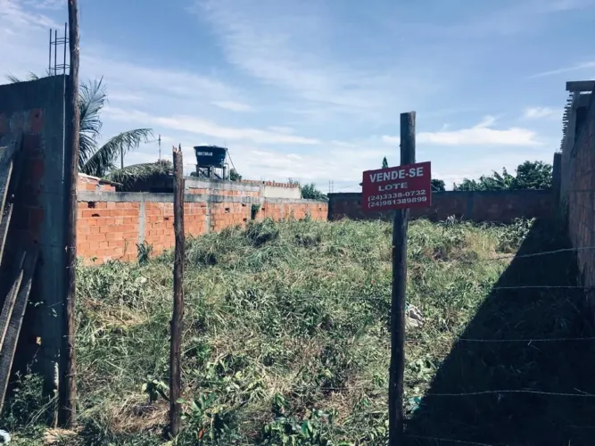 Terreno todo murado sendo 11 x22, total 242 mtrs .