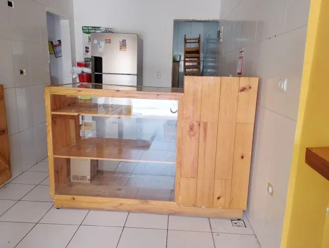 Balcão de Atendimento em Madeira com Vitrine de Vidro