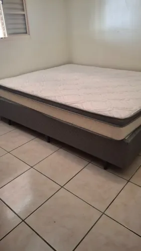 Cama box Queen Size Herval Ômega com Pillow Top e Molas Ensacadas 60x158x198cm - Cinza e B
