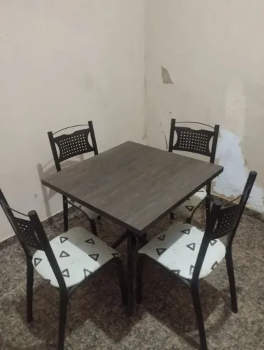 Vende-se mesa com 4 cadeira 
