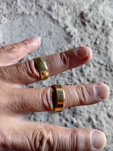 Alianças, compra uma e leva duas ,uma banhada ouro italiano a outra  .não sei 