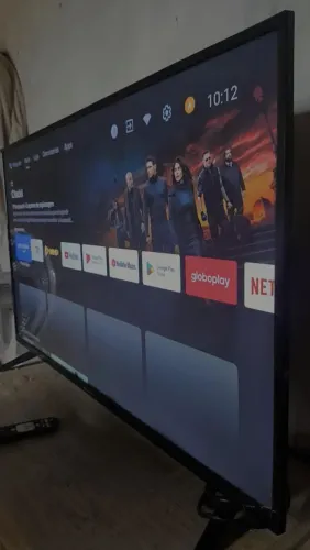 Vende-se smartv com controle de Google assistente.