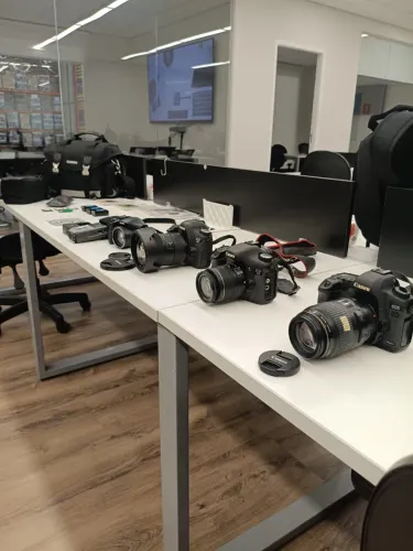 LOTE DE EQUIPAMENTOS FOTOGRÁFICOS PROFISSIONAIS - CANON, SONY E ACESSÓRIOS