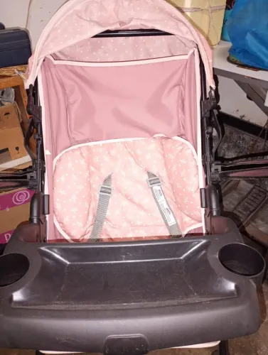 Carrinho de bebê feminino.