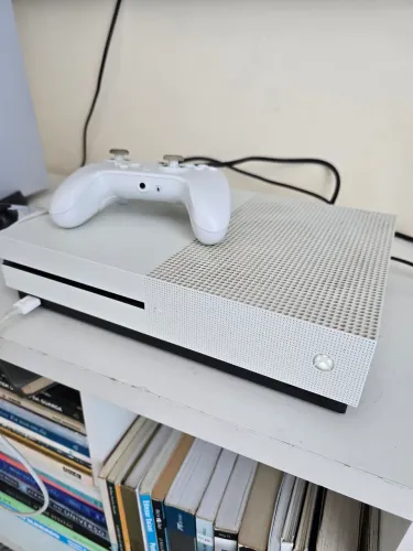 Xbox One S impecável com controle
