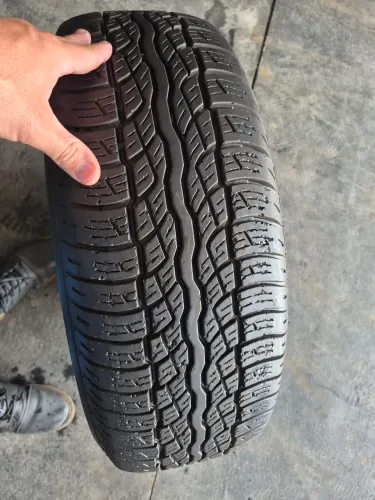 Um pneu 235/60/16 Bridgestone semi-novo (200 em 2× no ct