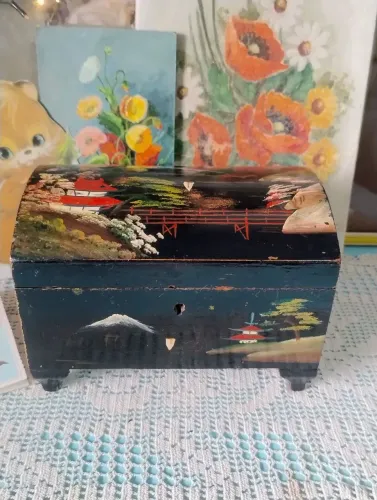 Caixa de madeira pintada a mão motivos orientais antiga