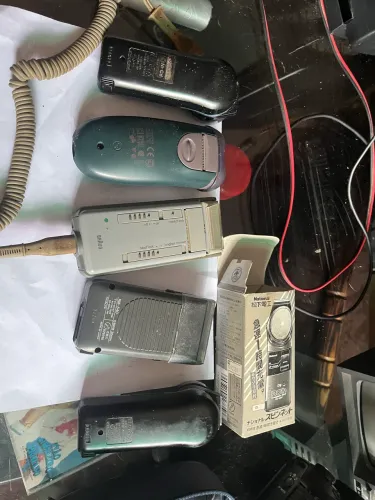 6 barbeadores elétricos vintage de marcas como Philips, Hitachi e National,