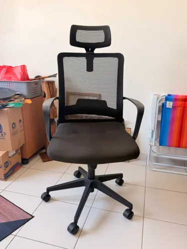 Cadeira Kronos Conthey Ergonômica Preta com Encosto em Malha Mesh e Apoio de Cabeça