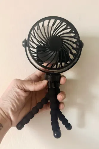Ventilador com garras para berço ou carrinho.