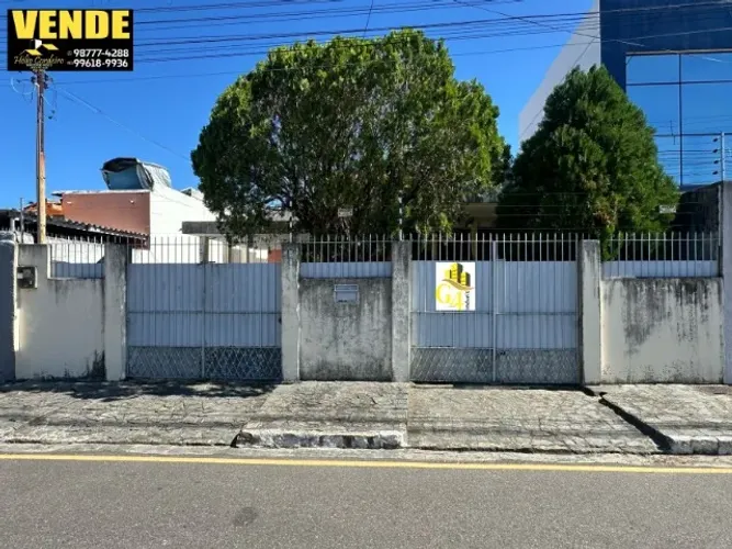 Casa na Torre com 03 quartos, sendo 01 suíte, terraço e ótima localização.