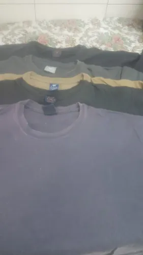 5 camisetas hering xl, cores cinza, preto, bege, me de largura 60 cm x 2 e comprimento 75 