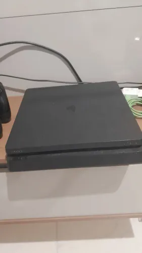 Vendo Ps4, com dois controles, com uma infinita variação de jogos originais