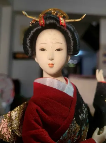 Boneca japonesa Gueixa Tradicional 30 cm Quimono bordado Tsuru
