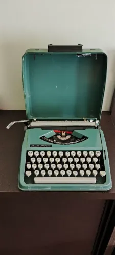 Máquina de Escrever Olivetti Lettera 82 - Relíquia Verde-Menta para Colecionadores