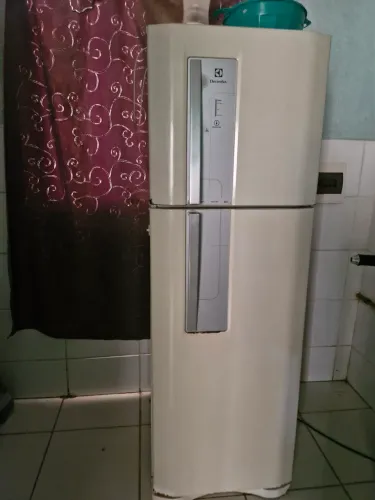 Vendo geladeira e fogão 6 boca 
