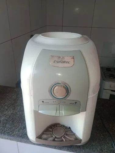 Vende-se um gelagua Esmaltec. 