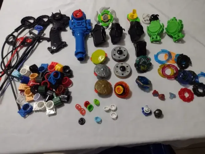 Lote de Peças Variadas Beyblade e Arena Azul