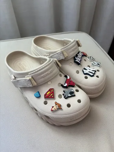 Vendo crocs com 10 Jibbitiz tamanho 39-40