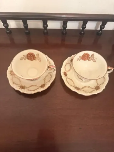 Par de Xícaras Alemãs Schumann Bavaria - Porcelana Marfim com Rosas em Ouro Déc. 1930/50