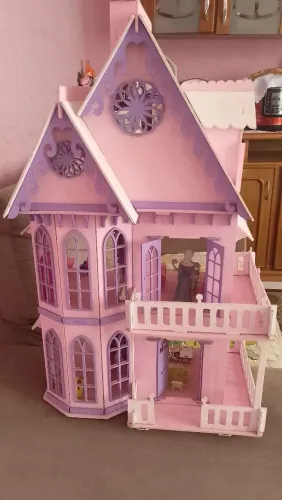 Casa de boneca de madeira