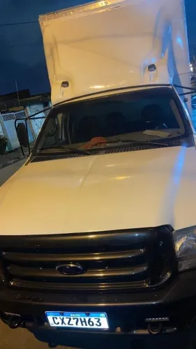 Caminhão baú 