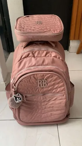 Kit escolar mochila com rodinhas da Rebecca Bombom 