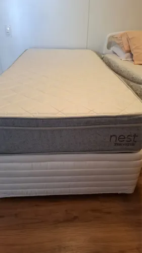 Cama box solteiro com colchão TokStok, com poucos meses de uso.