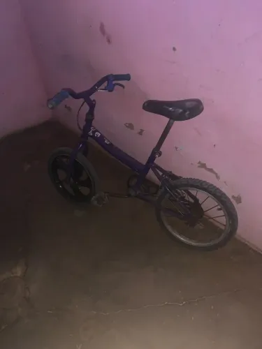 Bike aro 16 com peneu da frente furado 