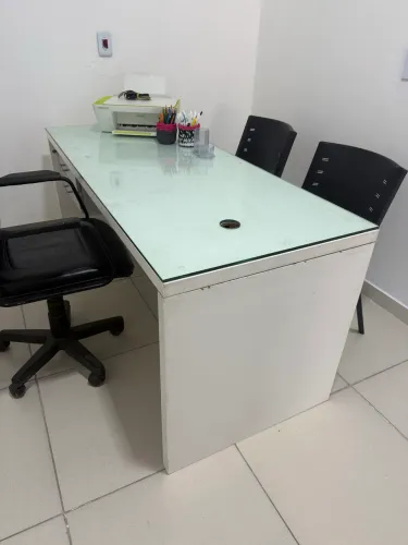 Mesa para Recepção ou Escritório com Gaveteiro e Tampo de Vidro