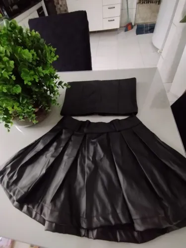 Conjunto de cropped e Saia com cinto preta de corinho